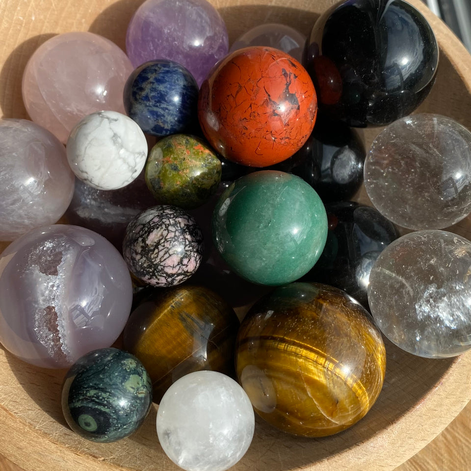 Large and small crystal spheres in a bowl